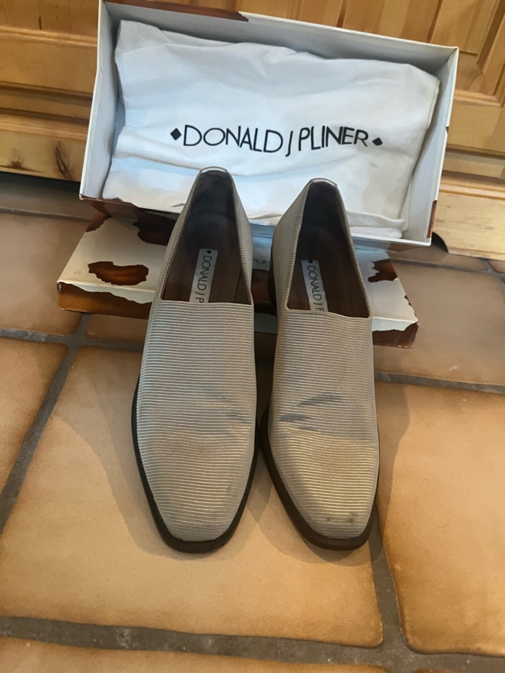 Donald J Pliner Women’s  Slip-On Emporium Taupe size 7 made in Spain 🇪🇸